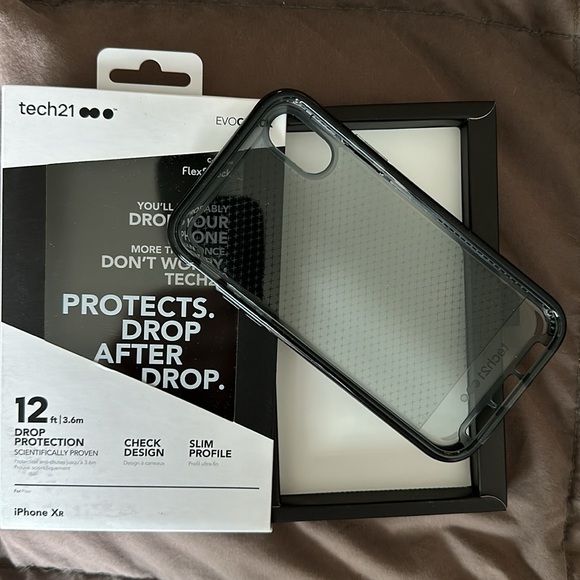 tech21 iPhone XR Case EVOCHECK Design 12ft | 3.6m Drop Protection | Slim Profile - Picture 2 of 3
